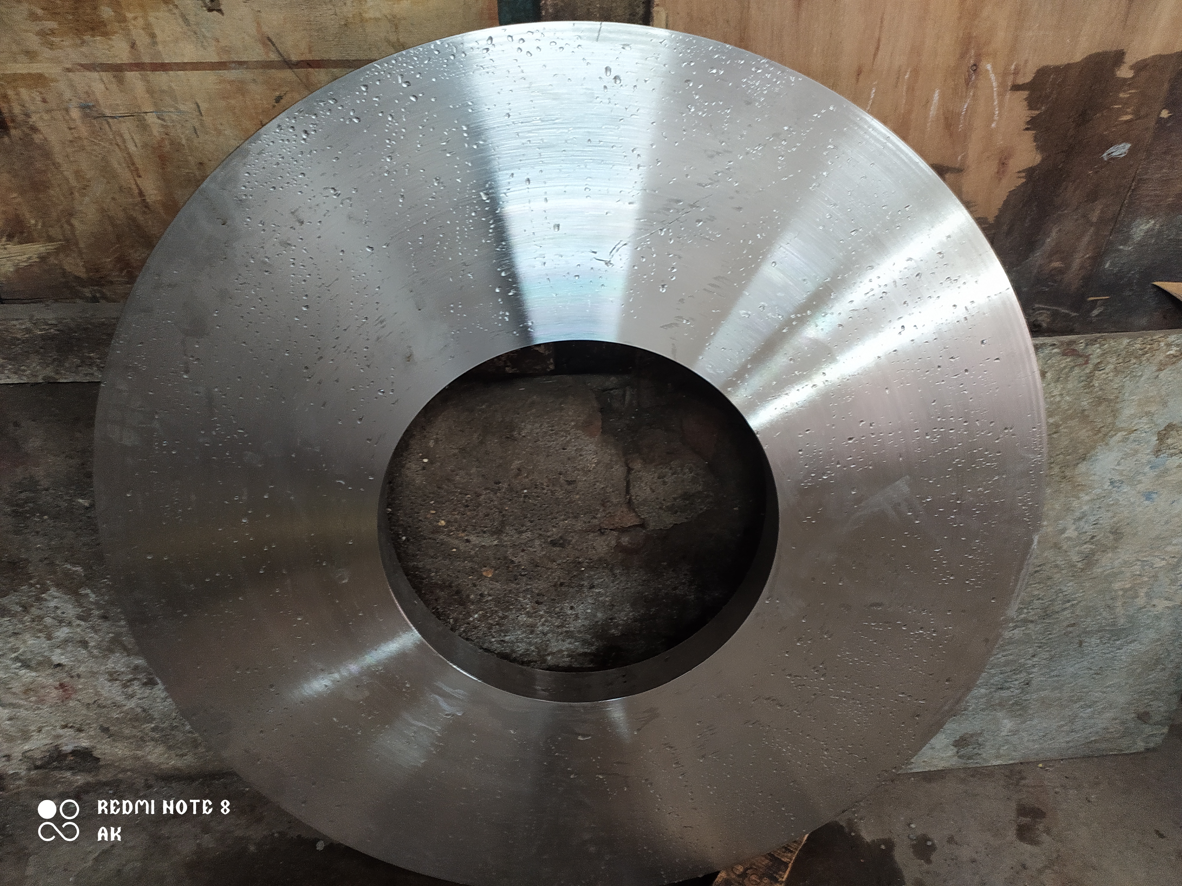 Steel forging process with glowing hot metal